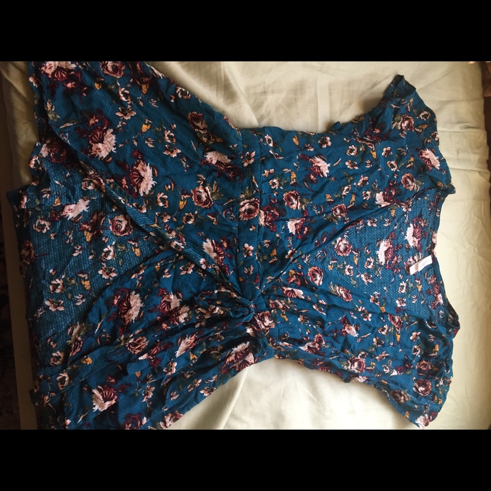 🐚 5/$25 blue floral wrap top